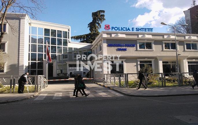 JEPET ME QERA POST PARKIM PERBALLE DREJTORISE SE POLICISE