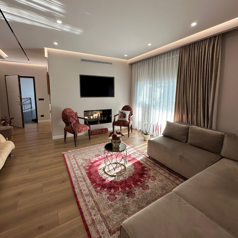 Shitet apartament 3+1+2+verande+2 Poste parkimi prane Teg!
