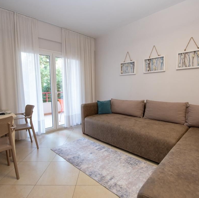 Shitet Apartament 1+1 Uji i Ftohte, Vlore prane Marina Bay.