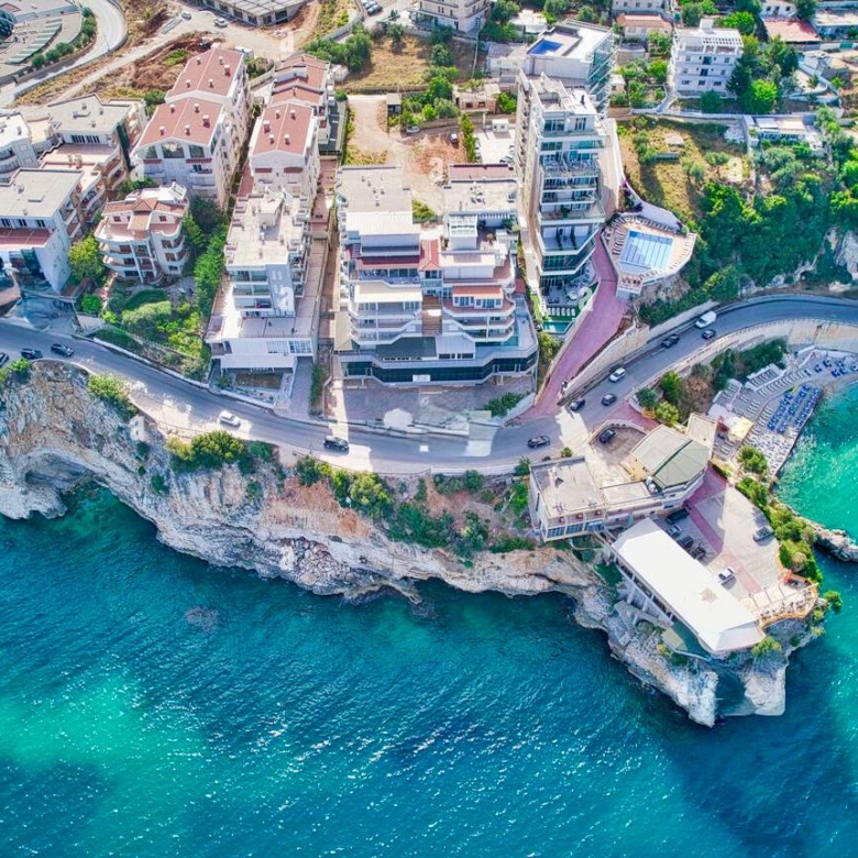 Shitet Garsionere tek Uji i Ftohte, Vlore prane Marina Bay.