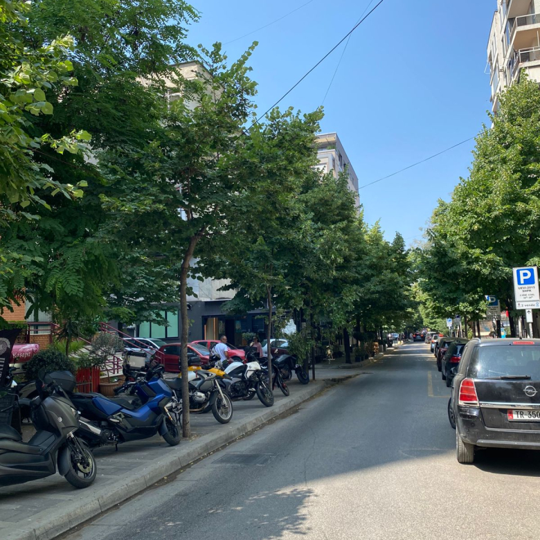 Jepet me qera ambienti ne Bllok, Rruga Perlat Rexhepi.