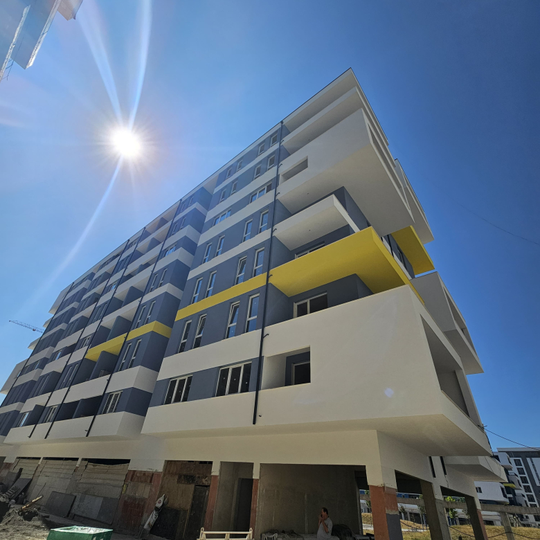 Shitet apartament 1+1 Kompleksi Univers City, prane QTU.