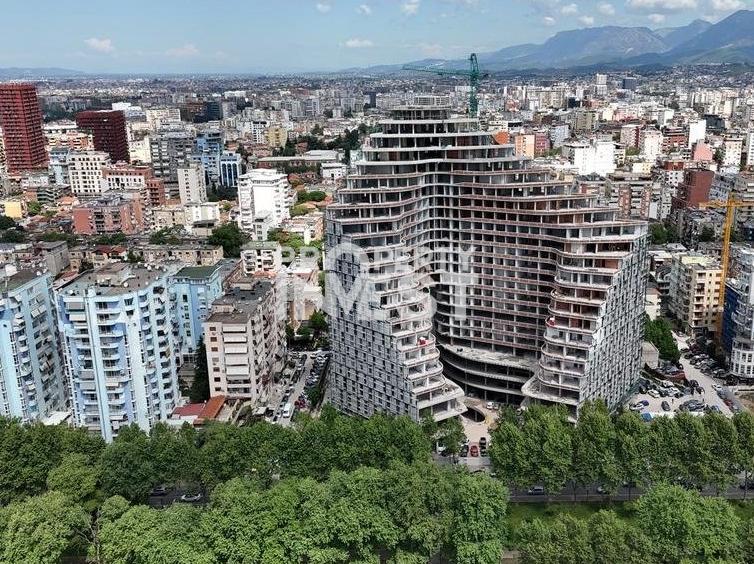 Ekspozita Building, shitet Post Parkimi