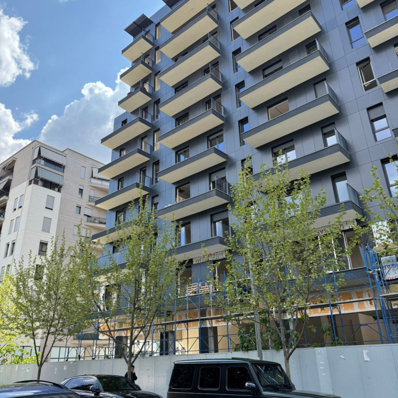 Shitet Apartament 3+1+4 tualete+zyre ne Don Bosko, prane Vizion Plus