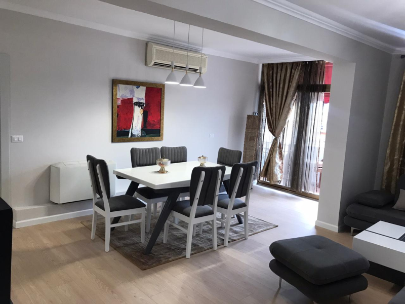 Jepet me qera Apartament 3+1 ne Qender, Piazza