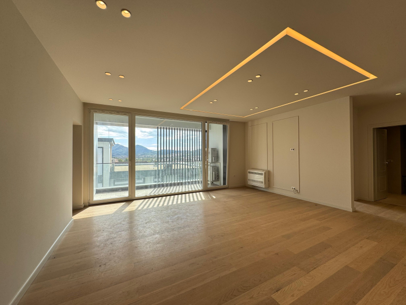 Shitet super apartament 3+1+2+ambient gatimi, Sauk, Pallati i Brigadave.