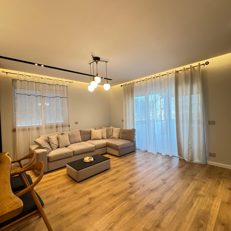Jepet me qera apartament 3+1 me verande (pamje nga Liqeni i Thate) +garazh (2 poste parkimi)