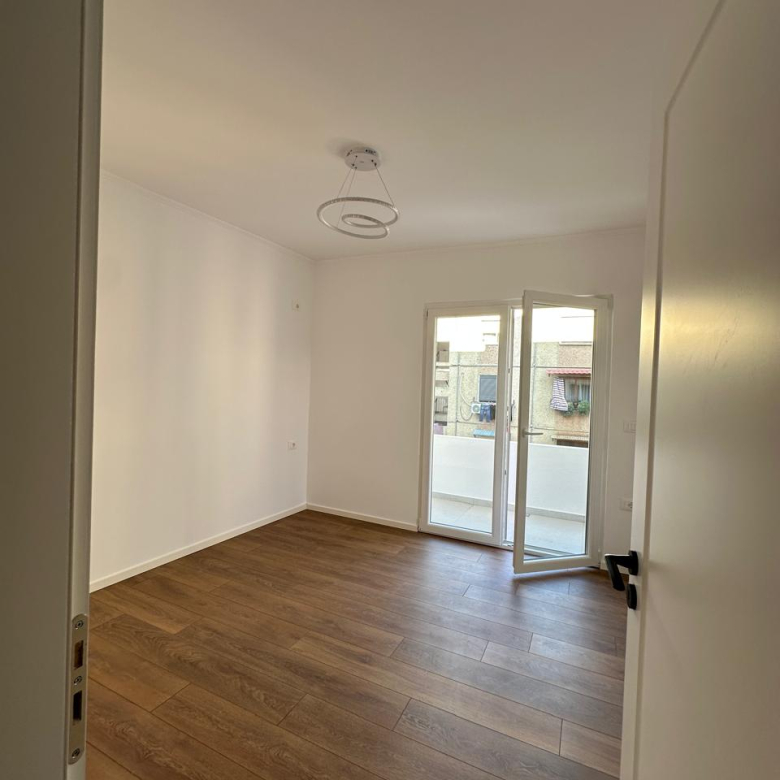 Shitet Apartament 1+1, Rruga Kongresi i Manastirit (pas UET), Porcelan, Kinostudio