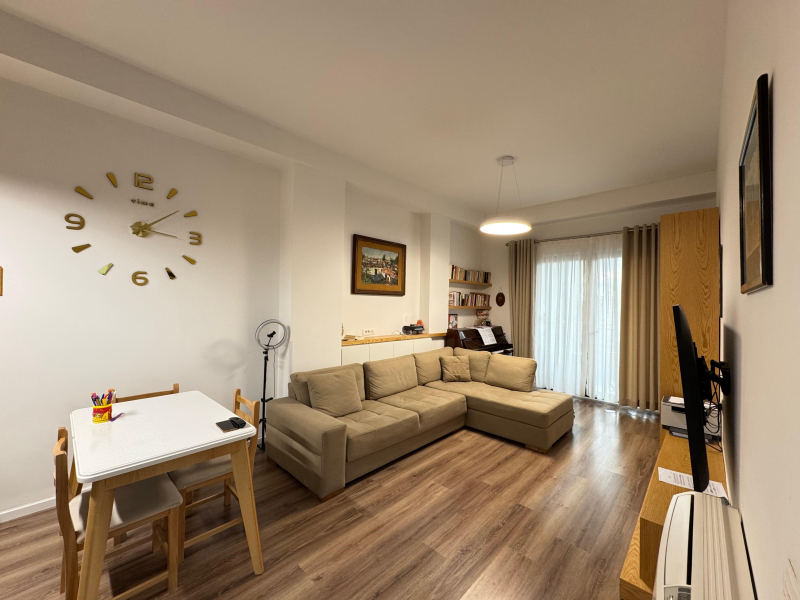 Shitet Apartament 2+1+2 me 2 Ballkone dhe Post Parkimi , Pazar i Ri,Sheshi Avni Rustemi,Hoxha Tasim