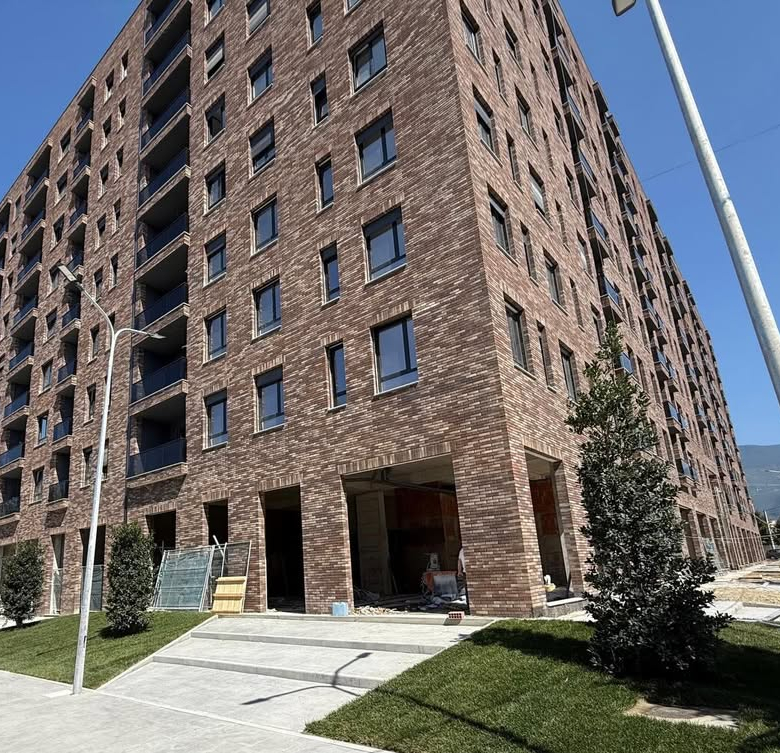 Shitet Apartament 3+1 rruga 5 Maji.