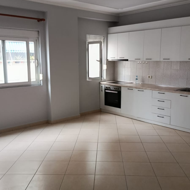 Jepet me qera apartament 2+1 Riza Cerova, gjimnazi Partizamni shkolla Kuqe