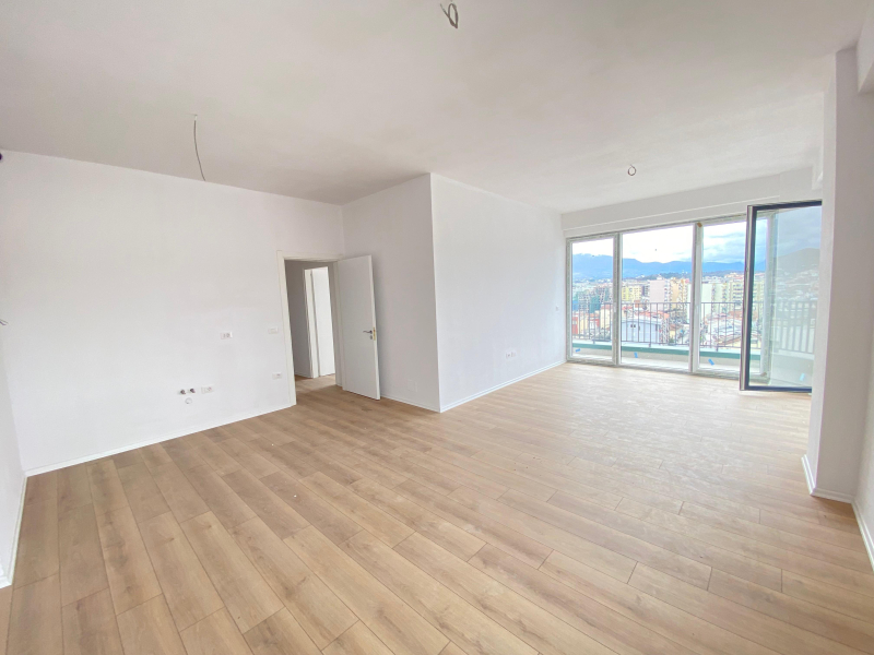 Shitet super apartament 3+1+verande Komuna e Parisit