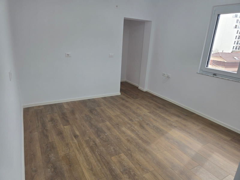 Shitet Apartament 1+1 Shkolla e Kuqe