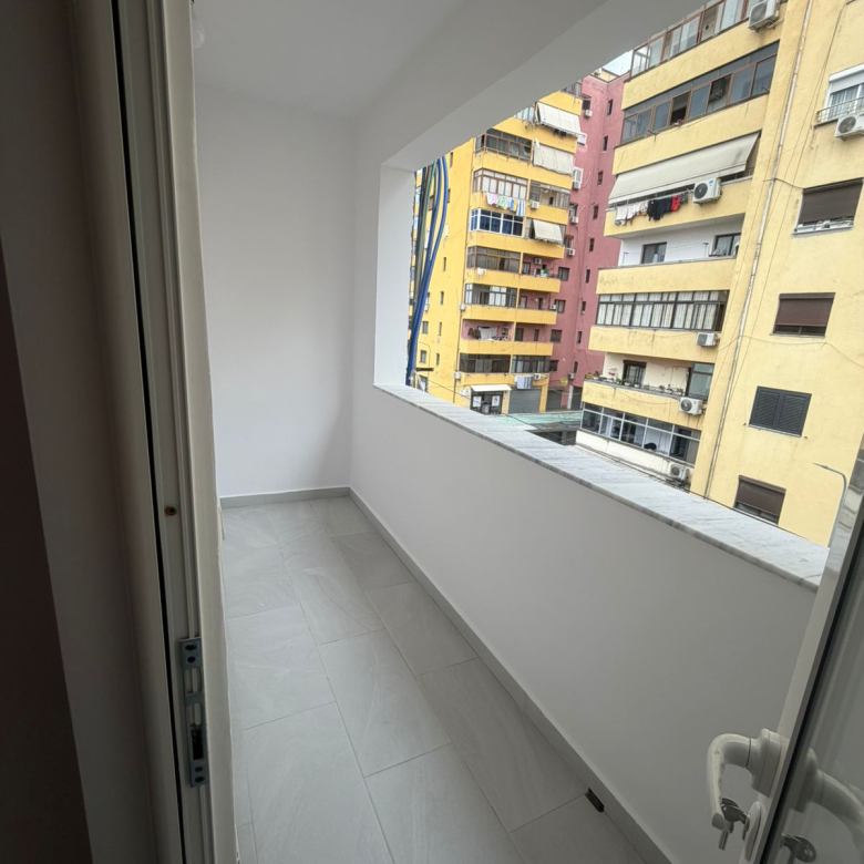 Shitet Apartament 1+1 Porcelan pas UET
