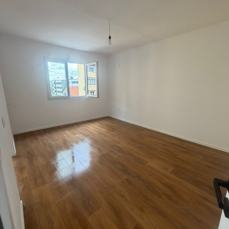 Shitet Apartament 1+1 Porcelan pas UET thumbnail 5