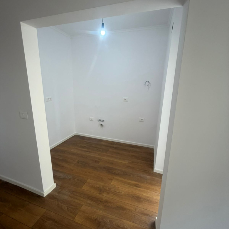 Shitet Apartament 1+1 Porcelan pas UET thumbnail 3
