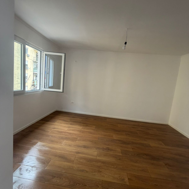 Shitet Apartament 1+1 Porcelan pas UET thumbnail 2