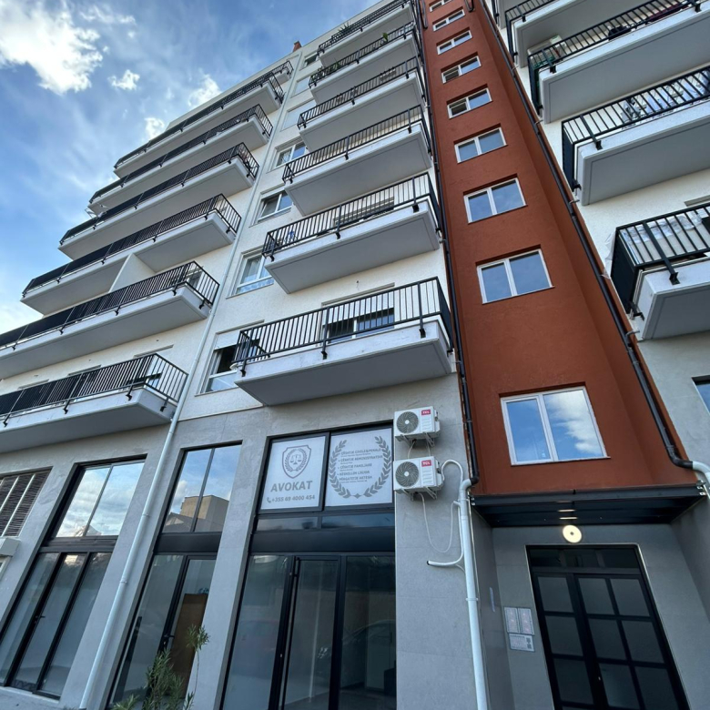 Jepet me Qera Apartament 1+1 Xhamllik, Kompleksi Eshli, prane Materniteti i Ri