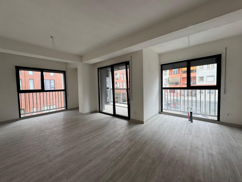 Shitet Apartament 3+1+2+ballkon,Bulevardi i Ri