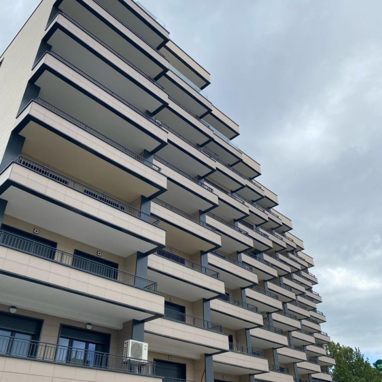Shitet apartament 2+1+2 tek Liqeni i Thate Prane Radisson Hotel