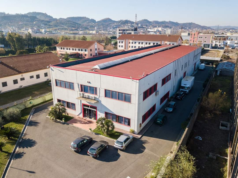 Jepet me Qera godine per Showroom, Magazine, Zyra ne dytesore Autostrada Tirane Durres