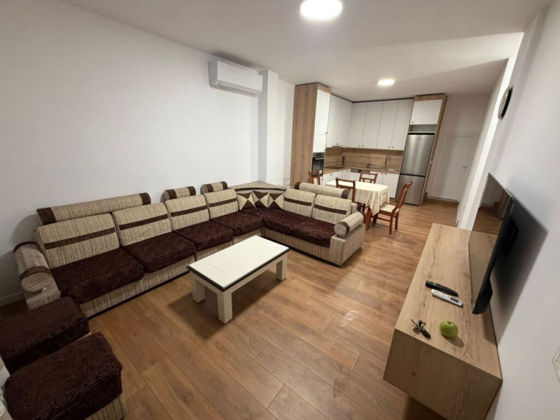 Jepet me qira apartament 2+1+post parkimi ne Fresk