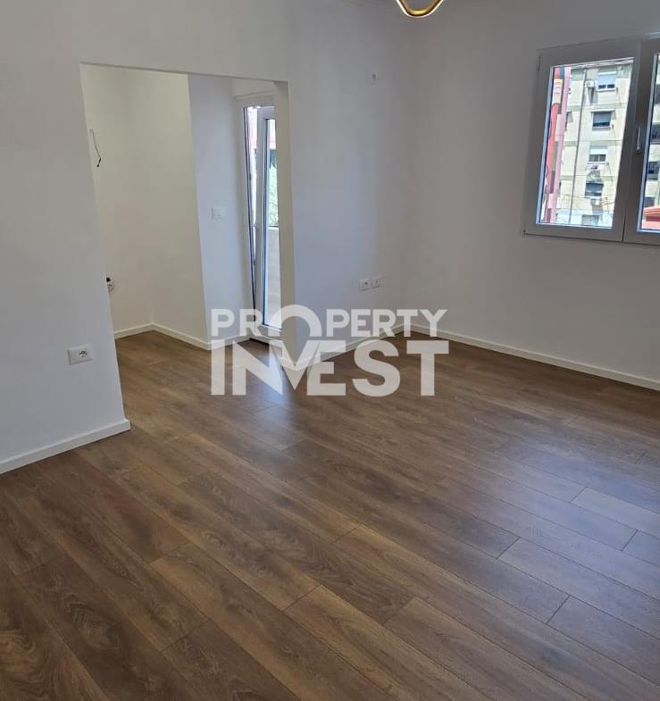 Shitet Apartament 1+1 pas qendres Globe, rruga e Kavajes