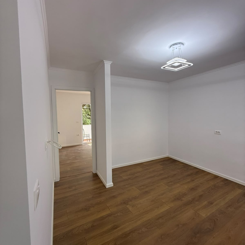 Shitet apartament 1+1 ne Xhamllik , prane shkolles Hasan Prishtina