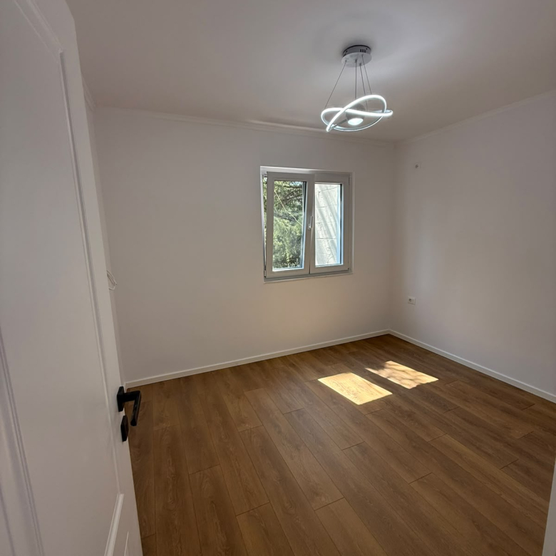 Shitet apartament 1+1 ne Xhamllik , prane shkolles Hasan Prishtina