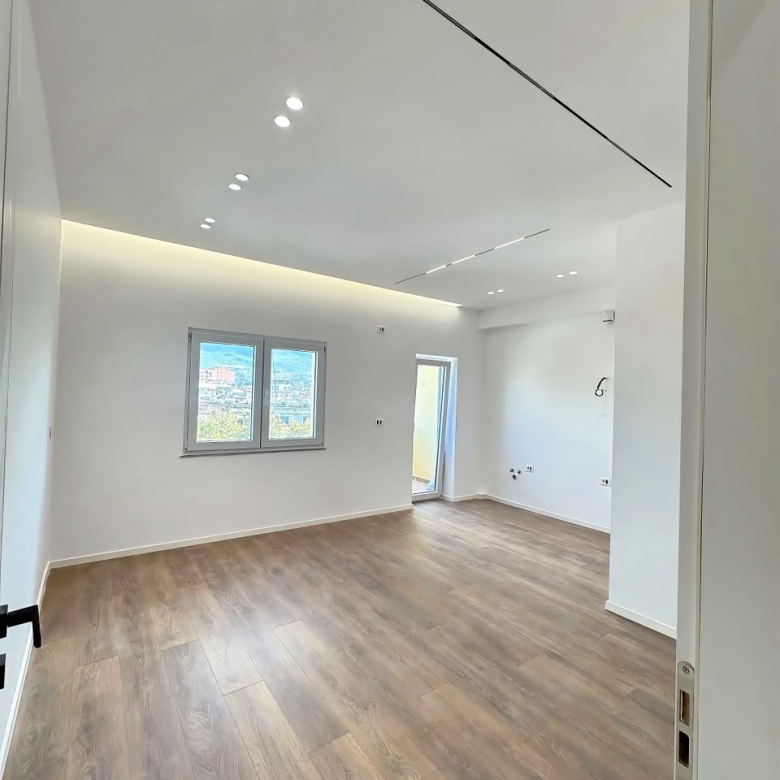 Shitet Apartament 1+1 rruga Bardhyl, shkolla Cajupi