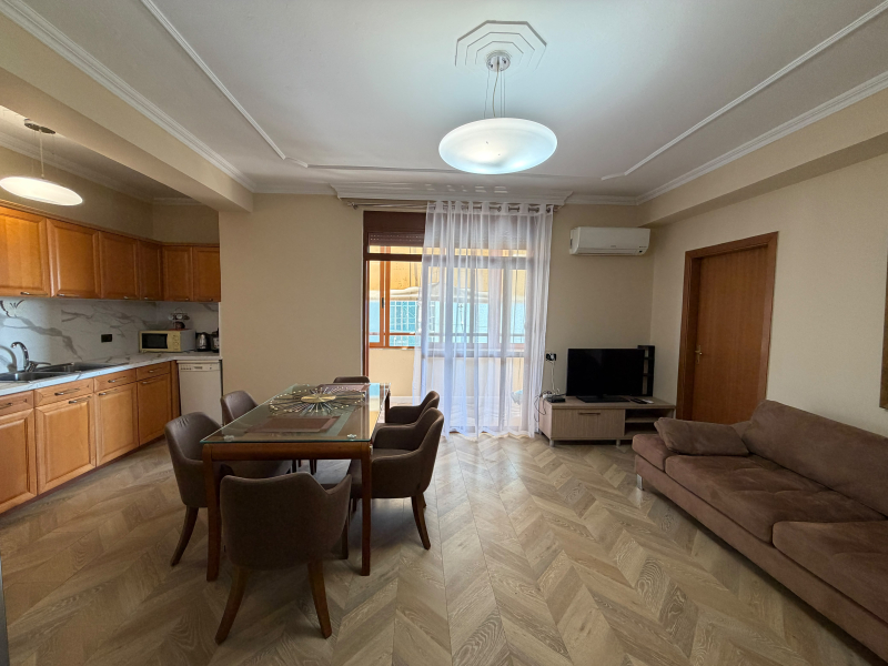 Jepet me Qera Apartament 4+1 ish Ekspozita, buze unazes Bulevardi Gjergj Fishta