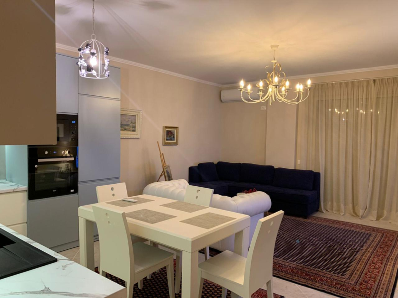 Shitet apartament 3+1 prane Radisson , Liqeni i That