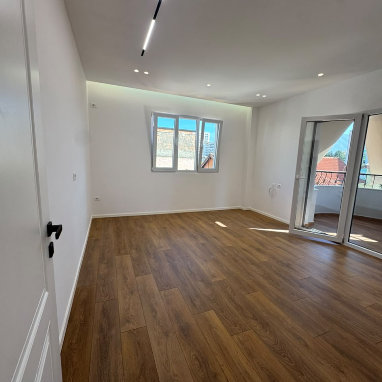 Shitet apartament 1+1 tek Mozaiku i Tiranes, 21 Dhjetori